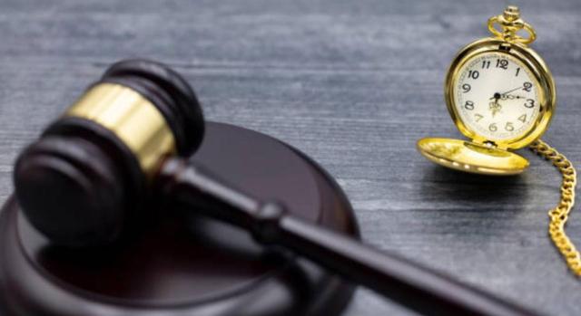 El TS determina que el plazo para solicitar el aplazamiento del pago de las autoliquidaciones del Impuesto sobre Sucesiones es de seis meses El TS determina que el plazo para solicitar el aplazamiento del pago de las autoliquidaciones del Impuesto sobre Sucesiones es de seis meses. Maza judicial junto al reloj de bolsillo sobre una mesa