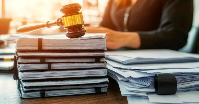 Suspensión cautelar de actos tributarios: el Tribunal Supremo distingue entre las liquidaciones y las sanciones El TS amplía su doctrina sobre la suspensión cautelar de los actos tributarios: se extiende el deber de ponderar la suficiencia de las garantías también a las sanciones tributarias. Imagen de un mazo de juez sobre una pila de documentos