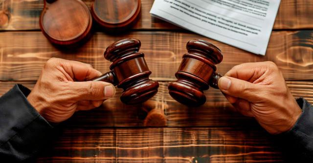 Se flexibiliza la ampliación del recurso contencioso-administrativo ante actos administrativos conexos El Tribunal Supremo flexibiliza la exigencia formal de ampliación del recurso contencioso-administrativo cuando la demanda solicita la anulación de dos resoluciones administrativas conexas. Imagen de unas manos con mazas sobre una mesa de madera