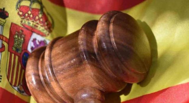 El Tribunal Supremo rechaza una querella contra el rey emérito por delitos contra la Hacienda Pública El Tribunal Supremo rechaza una querella contra el rey emérito por delitos contra la Hacienda Pública, ya que el informe de la fiscalía destaca que los hechos no son constitutivos de delito, en otros casos están prescritos o han sido regularizados. Imagen de la bandera de España y un mazo por encima