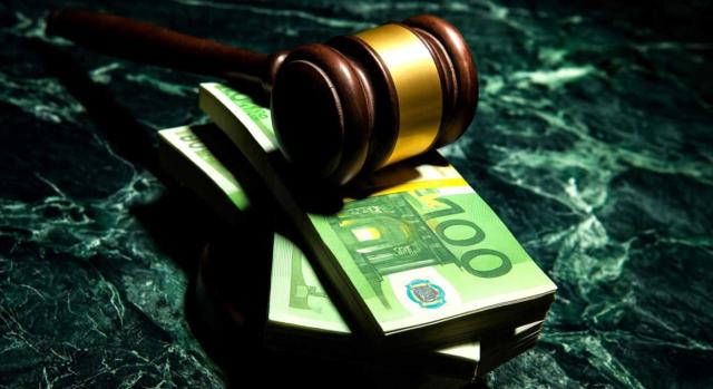 TEAC: pago total de la deuda antes de la admisión del aplazamiento El TEAC establece dos criterios: una solicitud de aplazamiento sin garantía que es inadmitida nunca suspendió el periodo ejecutivo y el pago total de la deuda antes de la resolución de la solicitud de aplazamiento supone desistir del mismo. Imagen de un mazo de juez sobre un fajo de billetes de 100 euros