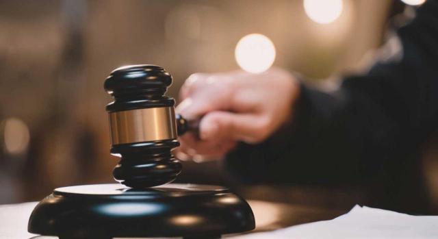 Selección de jurisprudencia. Marzo 2026 (1.ª quincena). Imagen de la mano de un hombre dando con el mazo de juez