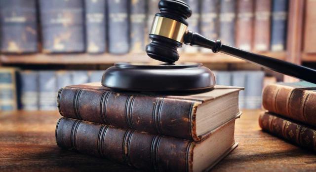 Navarra modifica su Reglamento del IRPF Navarra modifica su reglamento del IRPF elevando el umbral de la obligación de declarar hasta la cuantía de 17.000 euros, ampliando las obligaciones de información e incorporando normativa europea en materia de cooperación e intercambio de información fiscal. Imagen de un mazo golpeando sobre dos libros de derecho