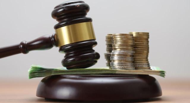 ¿La incorrecta imputación en el IS por la UTE de una base imponible negativa a sus socios residentes, corregida por la Inspección es subsumible en la conducta tipificada en el art.195 LGT? • Estimado el incidente de nulidad, el TS deberá pronunciarse sobre la sanción de la incorrecta determinación de la base imponible en el IS por una UTE. Imagen de un mazo con monedas y billetes