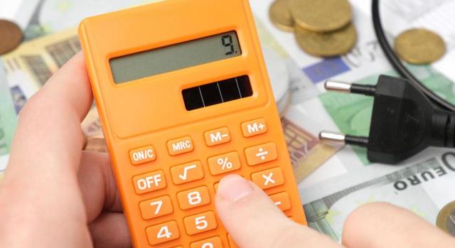 Impugnación indirecta del régimen de cuantificación de la tasa del que trae causa el acto de liquidación ¿Al impugnar la liquidación de la tasa, cabe cuestionar por la vía de la impugnación indirecta de una versión anterior de la ordenanza del régimen de cuantificación de la tasa por utilización del dominio público local? Imagen de una calculadora naranja