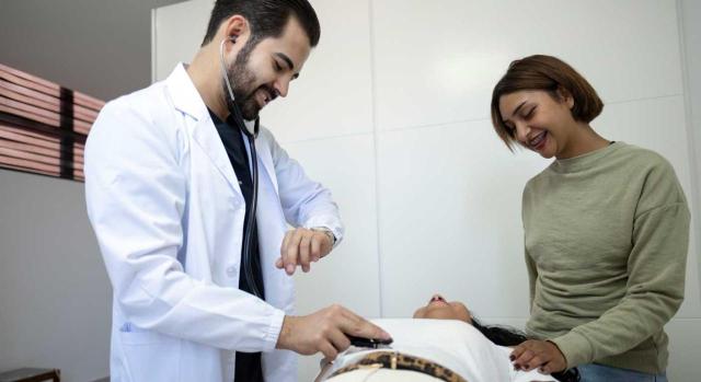 El TS reitera que a  efectos de delimitar los rendimientos de actividades económicas en el IRPF la afiliación en el RETA tiene efectos meramente declarativos y no constitutivos. Imagen de un médico oscultando a un paciente