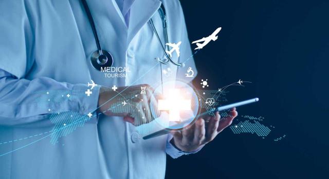 Derecho a recibir asistencia sanitaria con cargo a fondos públicos de los extranjeros no autorizados El TS se pronunciará sobre si las personas extranjeras no registradas ni autorizadas como residentes en España tienen derecho a recibir asistencia sanitaria con cargo a fondos públicos. Imagen de un médico haciendo gestiones turisticas con su tablet