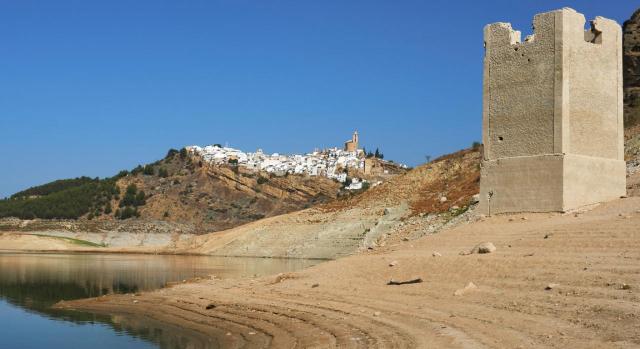 Medidas fiscales sequía. Imagen del pantano de Iznajar con sequía por falta de lluvias