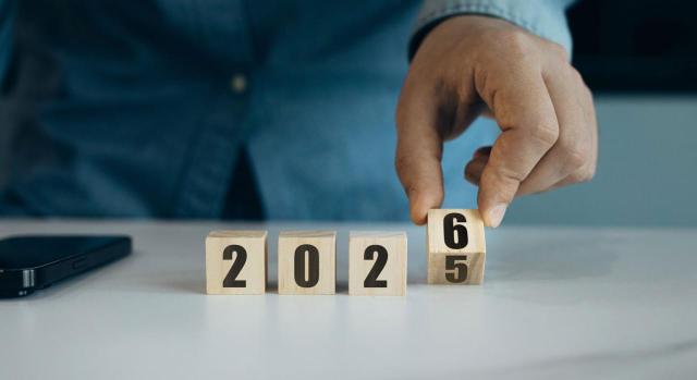 Medidas en materia tributaria para 2026 en el ámbito del IRPF, IS, IVA, IIVTNU. Gráfico de aumento gráfico de flechas de crecimiento futuro de negocios corporativos año nuevo 2026