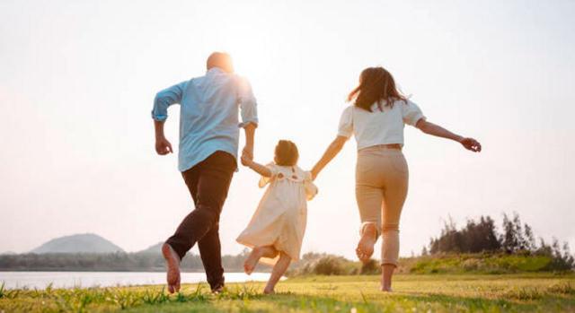 STS: Hacienda no puede declarar a un menor de edad sin rentas responsable solidario de las deudas de sus padres. Imagen de familia feliz al atardecer