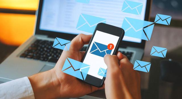 Notificación electrónica a entidad extranjera El TEAC especifica que las notificaciones electrónicas son válidas si se hacen a entidades extranjeras y, por otro lado, también son válidas a pesar de haberse designado un domicilio físico. Imagen de la pantalla de un móvil en el que se ve que se está mandando un email