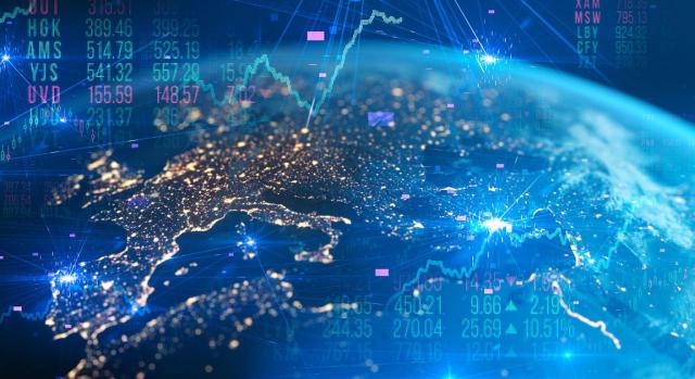 Proyecto de RD por el que se desarrollan las normas de diligencia debida y las obligaciones de información de determinados proveedores de servicios de criptoactivos y se modifican el RD 1065/2007, el RD 1021/2015 y el RD 939/2005. Imagen del mapa de Europa con el mercado de valores y cifras financieras por el fondo