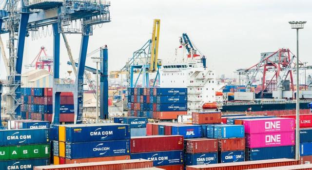El TJUE admite la declaración en aduana simplificada cuando, en el momento en que se importan mercancías en el territorio aduanero de la Unión, solo se conoce su precio provisional El TJUE admite la declaración en aduana simplificada cuando, en el momento en que se importan mercancías en el territorio aduanero de la Unión, solo se conoce su precio provisional y el precio final es desconocido en ese momento. Imagen de un puerto con carga