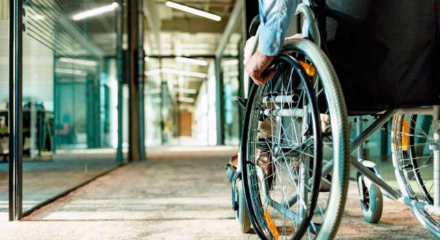 Puede acreditarse la discapacidad a efectos del IRPF mediante certificados u otros medios. Imagen de discapacitado en silla de ruedas