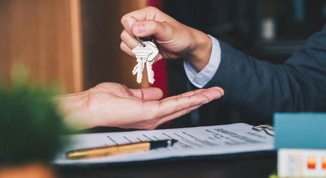 Cesión de uso de viviendas con fines turísticos: modelo 179 Cesión de uso de viviendas con fines turísticos: modelo 179. Imagen de entrega de llaves de vivienda y firma de contrato
