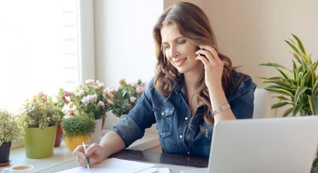 No es obligatorio contrastar las cifras del modelo 347. Imagen de mujer teletrabajando