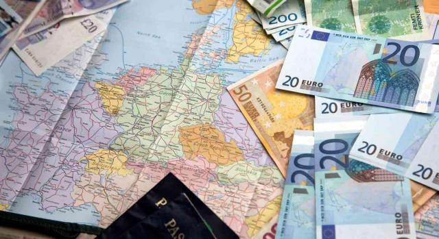 Modelo 720. Billetes de diferentes países encima de un mapa de Europa