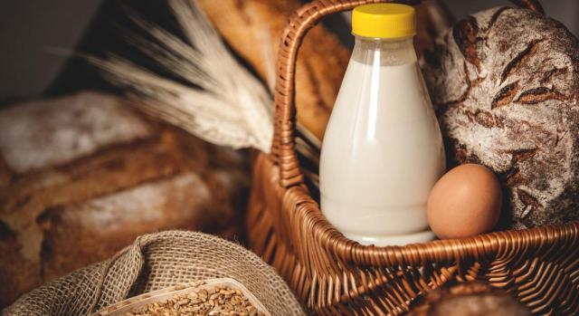 Gipuzkoa prorroga y cambia los tipos reducidos de IVA hasta diciembre de 2024. Imagen de cesta de mimbre con leche, cereales y huevos