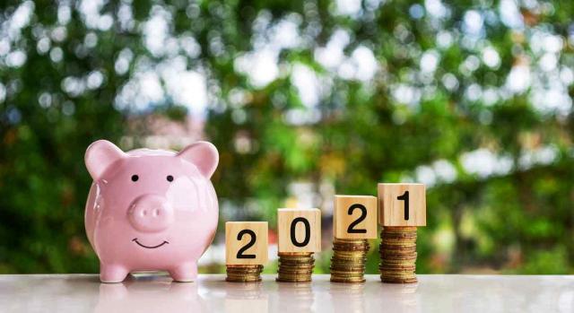 Modificaciones tributarias para 2021 en Gipuzkoa Modificaciones tributarias para 2021 en Gipuzkoa. Hucha cerdito al lado de montones con monedas donde se lee 2021
