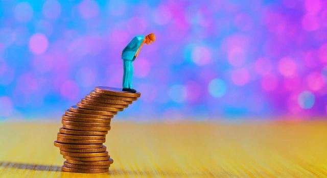 Procedimiento de recaudación: las rentas en especie son salario por lo que han de tenerse en cuenta a efectos de los límites de embargabilidad. Imagen de un dibujo de un montoncito de monedas en la que en la cima hay la figura de un hombre mirando para el vacío