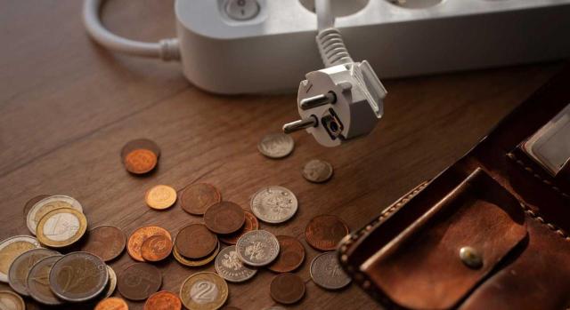 Imposibilidad de modificar la base imponible del IEE cuando los créditos correspondientes a las cuotas repercutidas sean total o parcialmente incobrables Los créditos incobrables correspondientes a las cuotas repercutidas del Impuesto Especial sobre la Electricidad no dan derecho a modificar la base imponible del impuesto. Imagen de unas monedas, una cartera y una regleta de luz encima de un escritorio