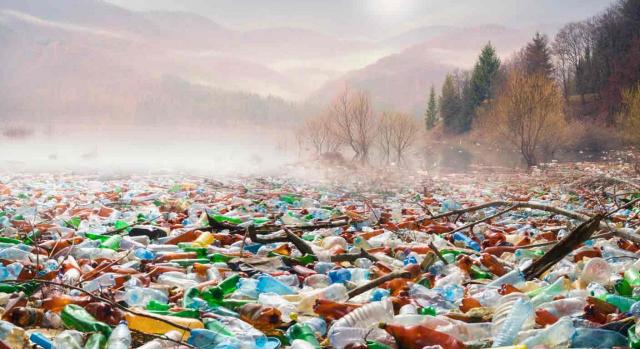 Impuestos medioambientales modelos. Imagen de una montaña de residuos en el campo