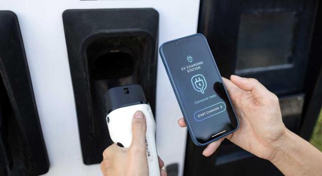 Medidas fiscales aprobadas en la Ley de Movilidad Sostenible La Ley de Movilidad Sostenible permite a los Ayuntamientos crear una tasa por la circulación de vehículos que superen los límites o categorías máximas de libre circulación estipuladas en las zonas de bajas emisiones. Imagen de una persona cargando su vehículo a través de una aplicación de movil