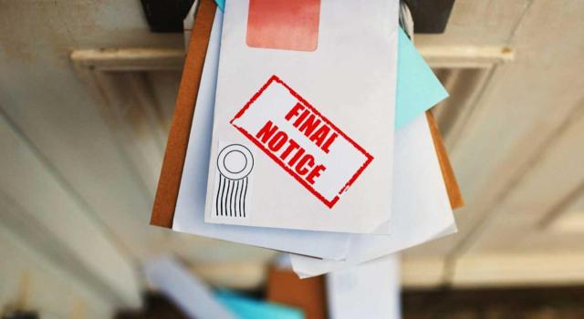 Aunque la AEAT haya notificado 2 veces al interesado en su domicilio fiscal, la notificación mediante anuncio en el BOE es inválida al haberse prescindido del domicilio designado. Imagen de un buzón lleno de cartas