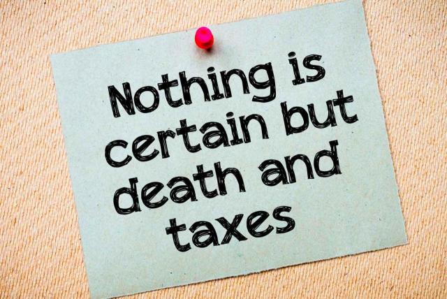 IAE 2020. Nota sujeta con una chincheta que dice "Nada es seguro excepto la muerte y los impuestos" en inglés