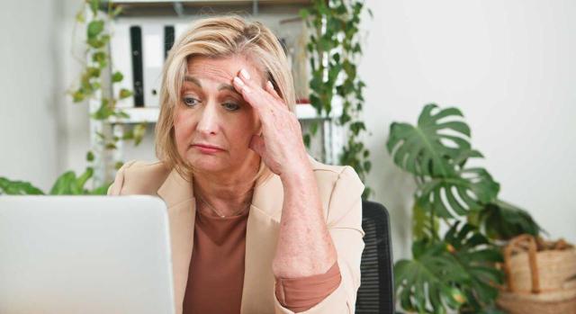 ¿Respeta la seguridad jurídica y buena administración la inadmisibilidad del recurso por no agotar la vía administrativa si concurre el silencio administrativo en el recurso de anulación previo al de alzada? Imagen de una mujer con preocupación mientras ve el portátil