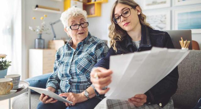La cesión gratuita de derechos de crédito mediante documento privado integra el hecho imponible del Impuesto sobre Donaciones sin que pueda aplicarse la bonificación por parentesco. Imagen de una madre y su hija mirando unos papeles