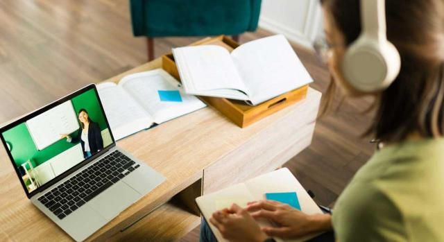 Claves para determinar la tributación del IVA en servicios de enseñanza online y publicaciones digitales: exención en educación y tipo superreducido de libros. Imagen de una chica recibiendo una clase online