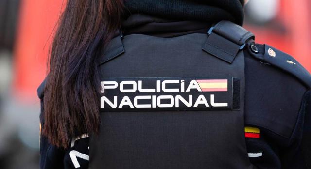 ATS: ¿puede aplicarse la reducción del IRPF para trabajadores con discapacidad por un policía en situación de segunda actividad? ATS: ¿puede aplicarse la reducción del IRPF para trabajadores con discapacidad por un policía en situación de segunda actividad? Mujer con distintivo de policía nacional en la espalda