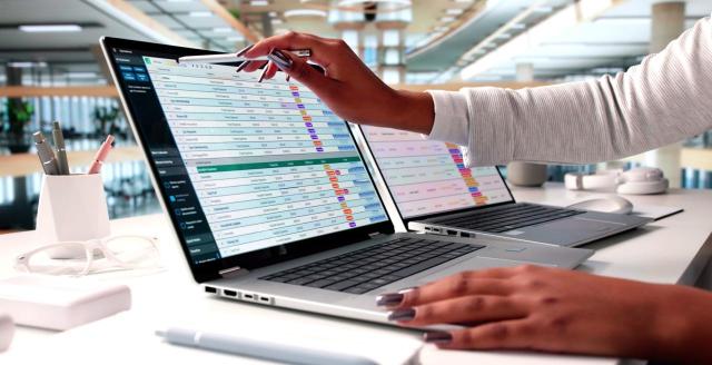 Facturas no registradas en el SII antes del inicio del procedimiento de comprobación El TEAC analiza la deducibilidad de cuotas de IVA soportado que se habían incluido en el modelo 322, pero que no figuraban registradas en el libro de facturas recibidas llevado a través del Suministro Inmediato de Información. Imagen de una mujer con un portátil viendo gráficos