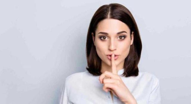 Proyección del derecho fundamental europeo a la buena administración desde una doble perspectiva, ad intra y ad extra ¿Ante la ausencia de resolución de la Administración de una solicitud tributaria de rectificación y devolución de ingresos indebidos, opera de manera automática el plazo de prescripción? Imagen de una mujero joven mandando callar con su dedo índice en su boca