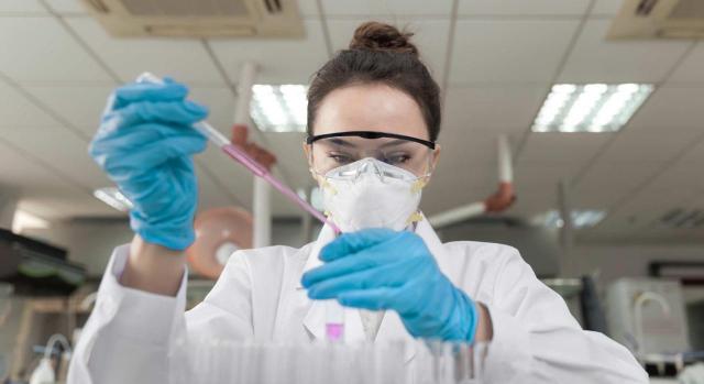 Gipuzkoa, cooperativa fiscalmente protegida, COVID-19, fondo de promoción y educación. Mujer trabajando en un laboratorio