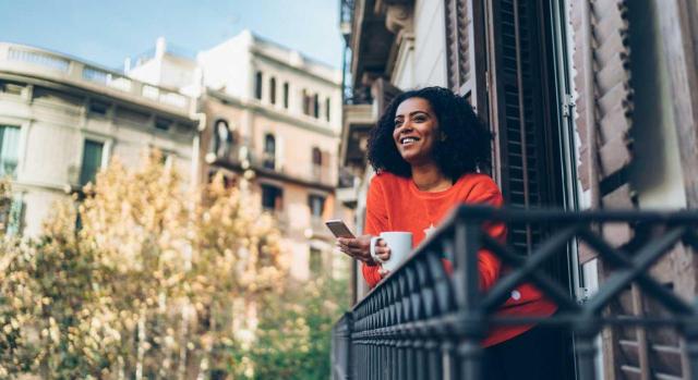 Deducción en el IRPF de los gastos para la obtención de ingresos del arrendamiento de inmuebles por trabajadores desplazados a territorio español ATS: ¿En el régimen fiscal de trabajadores desplazados a territorio español del IRPF cabe deducir gastos vinculados a rendimientos inmobiliarios obtenidos en España sin establecimiento permanente? Mujer tomandose un café en la ventana de su casa