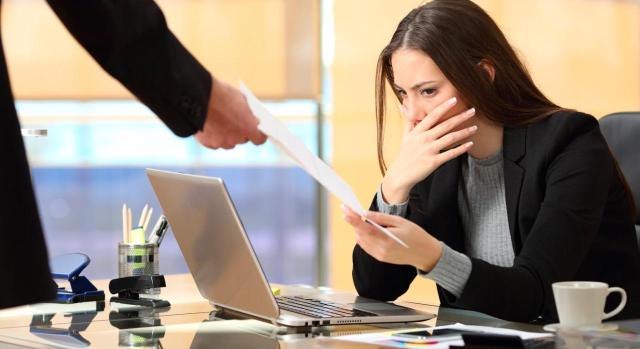 Pérdida de la condición de socio por enajenar la totalidad de las participaciones con motivo de su despido a efectos de IRPF. Empresaria preocupada recibiendo notificación