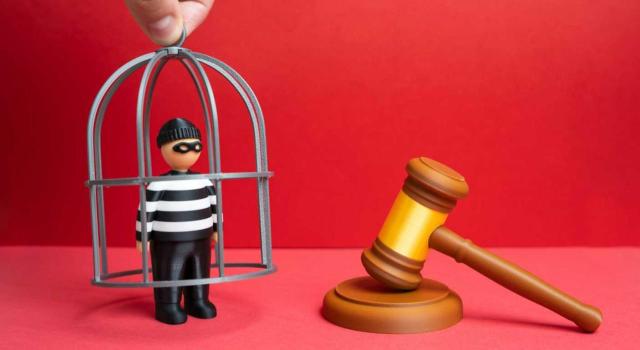 ATS: ¿debe abonar la Administración intereses de demora cuando el órgano judicial penal determina la inexistencia de delito fiscal y la improcedencia del ingreso realizado en aplicación de la medida cautelar? Imagen de un muñeco encarcelado junto a un mazo de juez