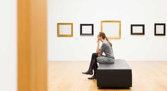 IVA: Puede aplicarse el régimen del margen de beneficio a las entregas de objetos de arte por su autor a través de una persona jurídica. Imagen de una mujero mirando una exposición en un museo