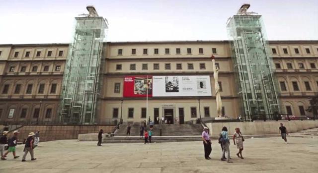 Interpretación de la expresión «directamente afectos a los servicios educativos» de la exención del IBI  ¿La expresión «directamente afectos a los servicios educativos» de la exención del IBI debe interpretarse restrictivamente o permite incluir a inmuebles relacionados indirectamente con la enseñanza, investigación y cultura? Imagen de la fachada del museo Reina Sofía de Madrid