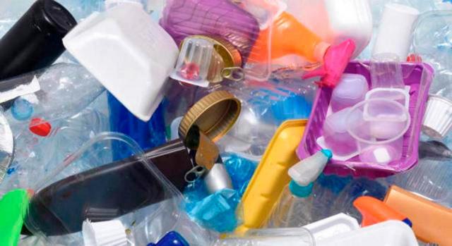 Navarra regula el Impuesto especial sobre los envases de plástico no reutilizables. Imagen de montón de plástico no reutilizable
