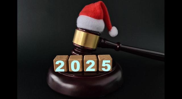 Autos  destacados del TS publicados en la primera quincena de diciembre de 2025. Mazo judicial con gorro de Papá Noel junto a bloques que dicen 2025