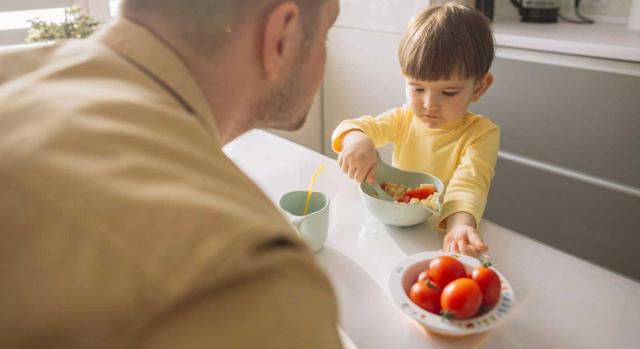 El TSJ de Madrid anula una liquidación del IRPF y admite como prueba válida el pago en metálico de pensiones alimenticias. Imagen de un niño pequeño comiendo solo mientras le mira su padre