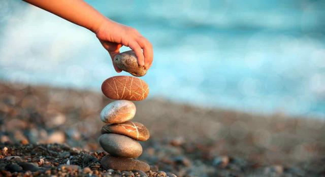 Bizkaia, medidas tributarias, IRPF, IS, IP, ISD, ITP y AJD, ICIO, IBI, IAE, mecenazgo, reactivación económica, BATUZ. Piedras amontonadas en la playa por un niño