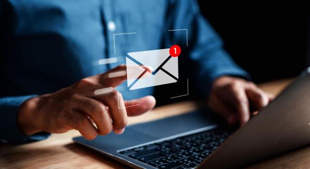 Fecha válida de notificación, ¿vía electrónica en la DEHÚ o vía postal? Fecha válida de notificación, ¿vía electrónica en la DEHÚ o vía postal? Imagen de icono de correo electrónico