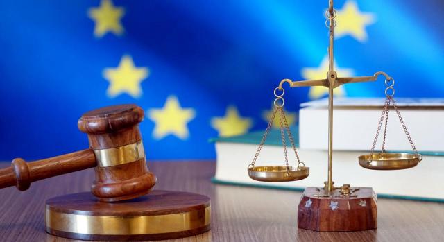 La Comisión ha decidido llevar a España, entre otros países, ante el TJUE por no haber notificado las medidas de incorporación al Derecho nacional de la «Directiva sobre el Pilar Dos». Imagen de objetos sobre la Justicia de la Unión Europea