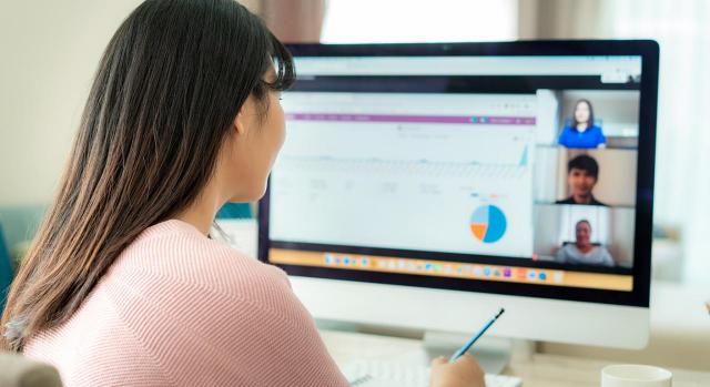 Notificación, personación, procedimientos tributarios, Álava. Imagen de una mujer mirando una pantalla de ordenador