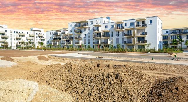 Los solares deben incluirse en el cálculo del límite de cuotas establecido en el IP aunque no generen rendimientos en el IRPF Los solares deben incluirse en el cálculo del límite de cuotas establecido en el Impuesto sobre el Patrimonio aunque no generen rendimientos en el IRPF. Imagen de una nueva construcción de zona residencial