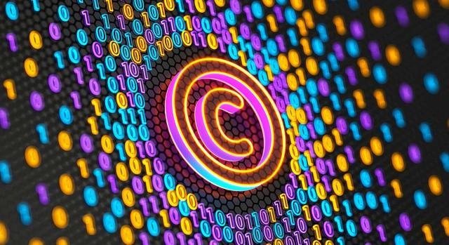 TGUE: la comunicación de obras protegidas sin licencia constituye una prestación de servicios a efectos de IVA y la remuneración establecida por la ley, incluso si se triplica por ausencia de licencia, integra la base imponible del impuesto. Imagen de una composición de números binarios alrededor de una C